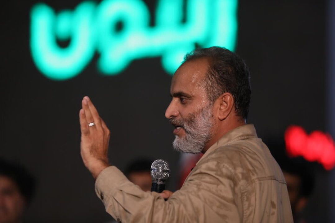 رهبری کشتی انقلاب را از طوفانها عبور میدهند