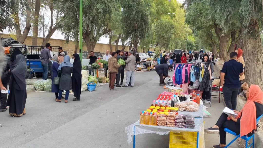 برای اولین‌بار پنجشنبه بازار در حاجی‌آباد برپا شد