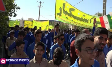 حضور دانش‌آموزان حاجی‌آبادی در راهپیمایی ۱۳ آبان