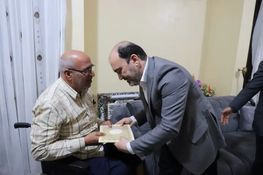 حضور استاندار هرمزگان در منزل جانبازان سرافراز