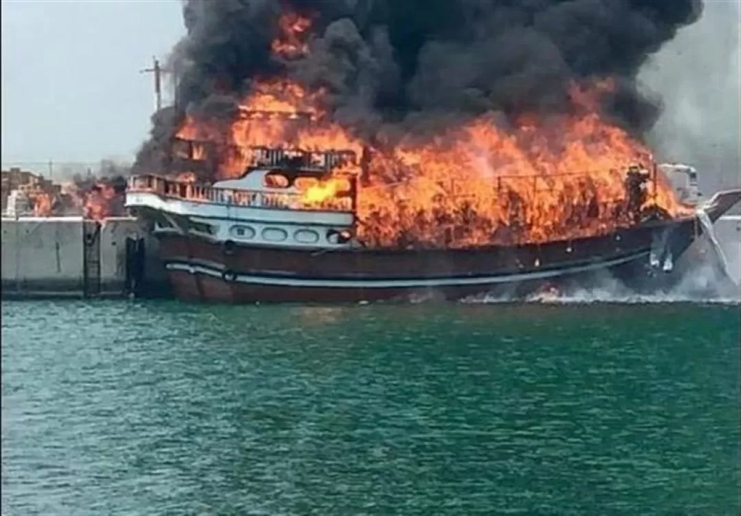 آتشسوزی شناور حامل سوخت قاچاق در آبهای هرمزگان