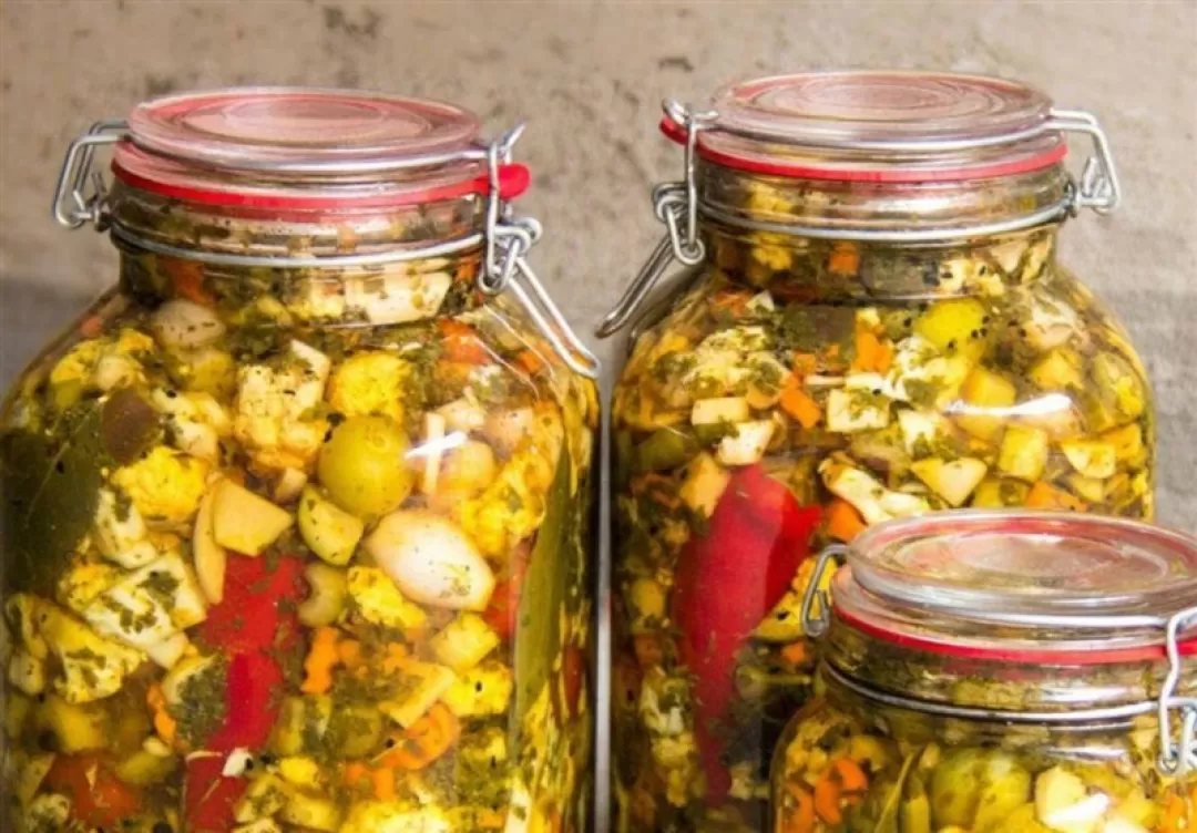 بانویی که طعمترشی را برای بیکاران شیرین کرد