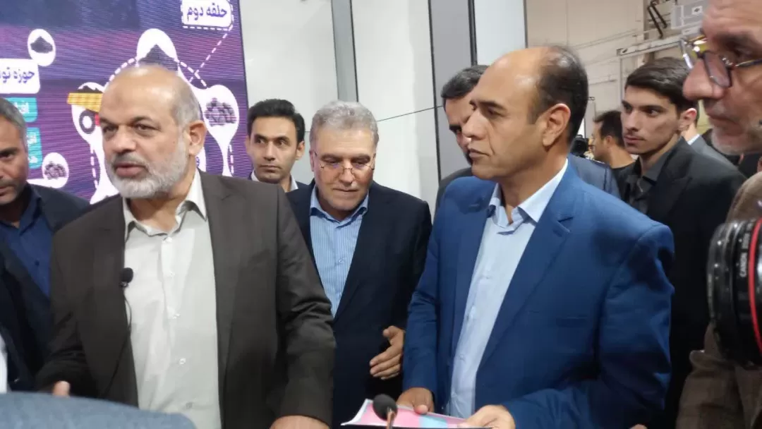 بازدید وحیدی از غرفه هرمزگان در نمایشگاه ایراناکسپو