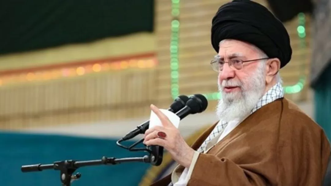 برخی با لبخند دشمن خیالشان راحت می شود