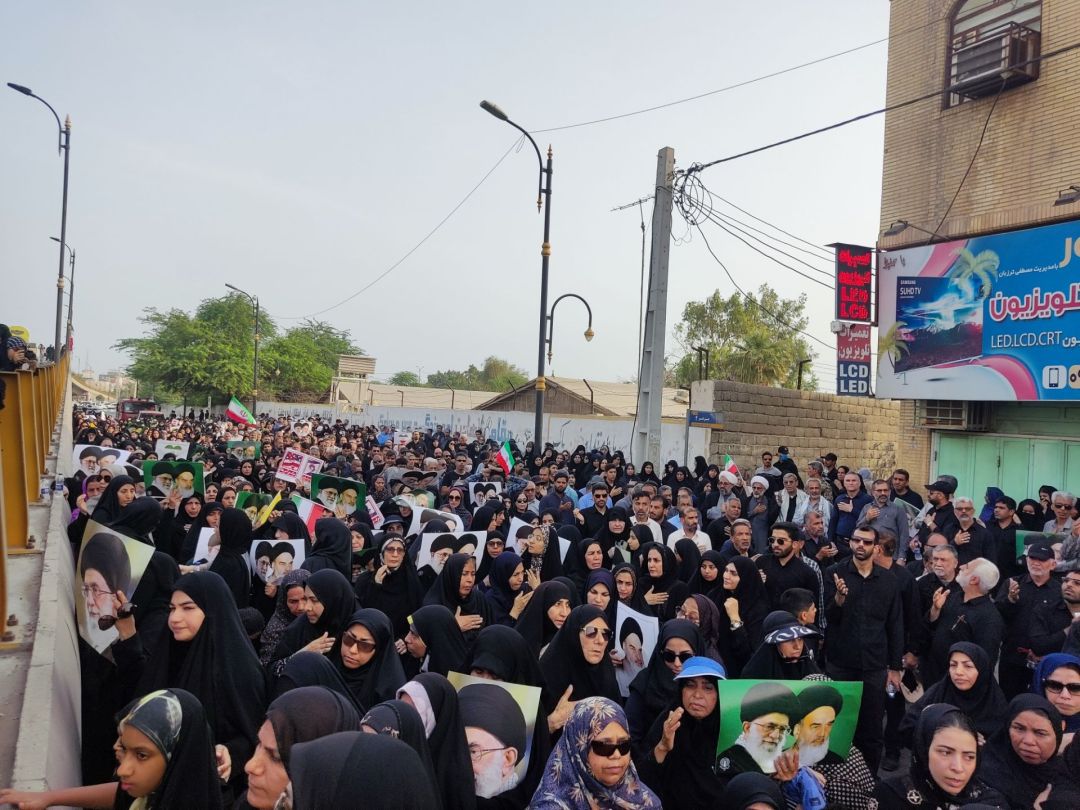 تشییع شهید مدافع وطن بر دستان مدافعان خلیجفارس