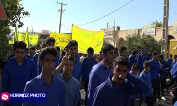 حضور دانش‌آموزان حاجی‌آبادی در راهپیمایی ۱۳ آبان