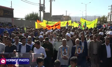 حضور دانش‌آموزان حاجی‌آبادی در راهپیمایی ۱۳ آبان