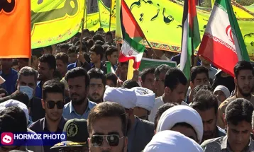 حضور دانش‌آموزان حاجی‌آبادی در راهپیمایی ۱۳ آبان